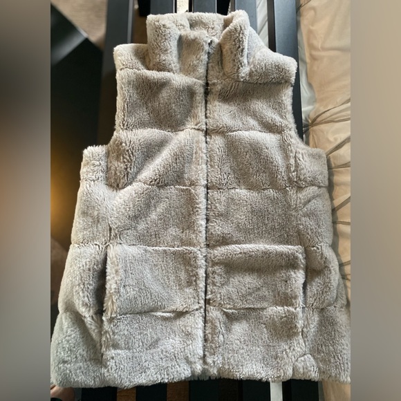 Dylan faux fur zip front vest - Picture 2 of 6